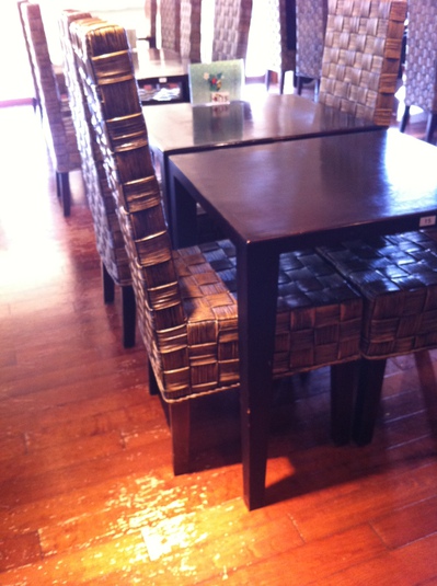 アジアンキッチンのテーブルと椅子